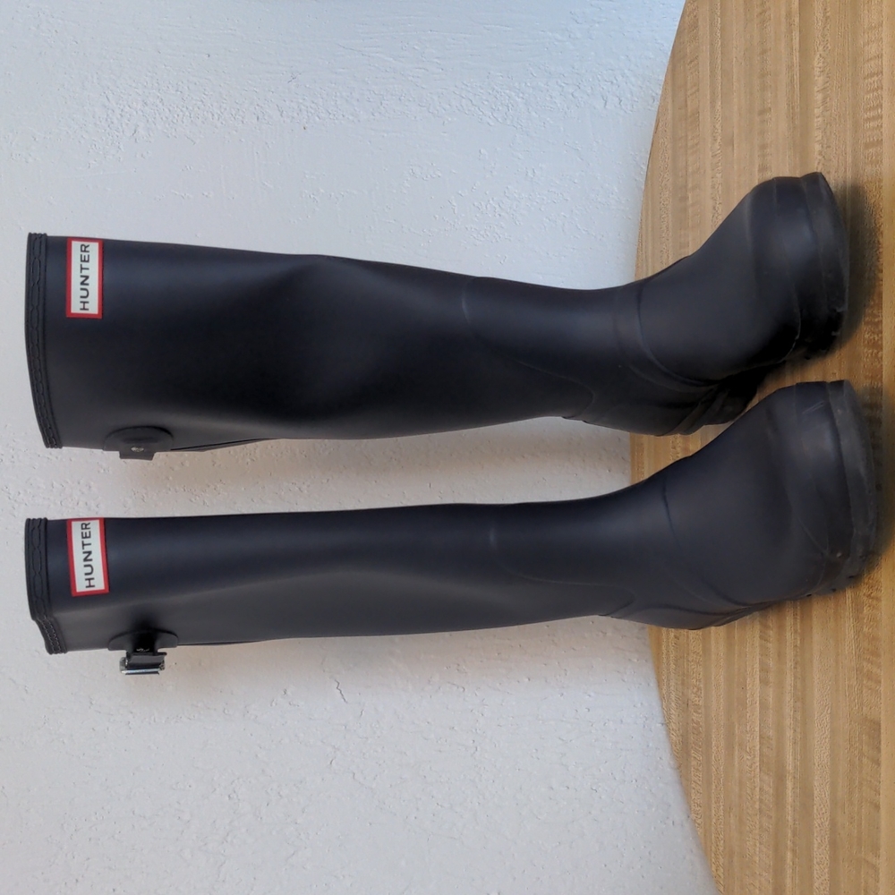 Hunter tall boot with adjustable back 9.5